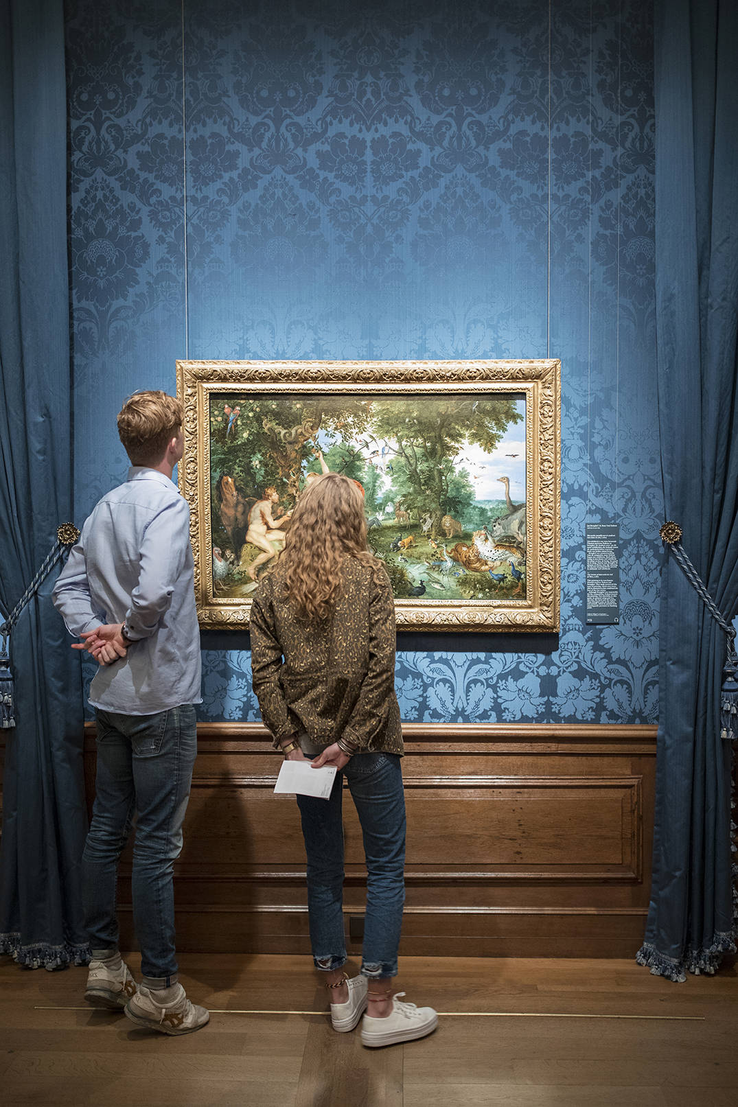 Bezoekers bekijken schilderij van Peter Paul Rubens en Jan Brueghel de Oude in het Mauritshuis